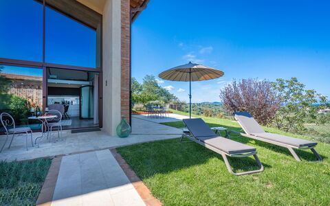 Melaiolo Modern Apartment With Pool, Montaione, To: Plante, Himmel, Møbel, Ejendom, Bord, Stol, Azure, Skygge, Udendørs Møbler, Arkitektur