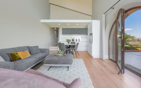 Melaiolo Modern Apartment With Pool, Montaione, To: Plante, Couch, Komfort, Bord, Indretning, Træ, Stue, Bygning, Skygge, Etage