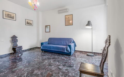 Romina Apartment, Florence, Campo Marte: Gulvbelægning, Etage, Indretning, Værelse, Couch, Møbel, Loft, Lejlighed, Stue