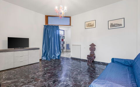 Romina Apartment, Florence, Campo Marte: Gulvbelægning, Etage, Indretning, Lejlighed, Værelse, Loft, Stue, Couch, Trægulve