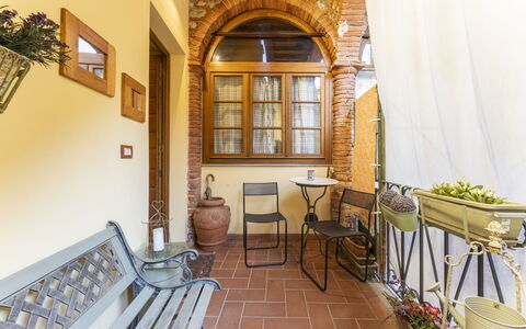 Lounge Flat Camaiore, Wifi, Versilia Coast: Møbel, Billedramme, Ejendom, Stol, Bygning, Bord, Træ, Indretning, Plante, Arkitektur