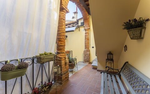 Lounge Flat Camaiore, Wifi, Versilia Coast: Plante, Bygning, Træ, Stueplante, Etage, Væg, Gulvbelægning, Stol, Hus, Ejendom