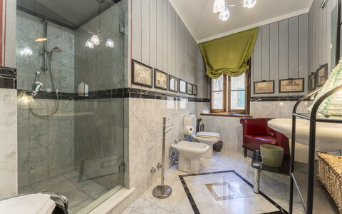 Lounge Flat Camaiore, Wifi, Versilia Coast: Ejendom, Sanitærarmatur, Badekar, Badeværelse, Bruser, Bygning, Indretning, Arkitektur, Tap, Etage