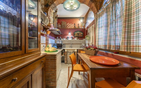 Lounge Flat Camaiore, Wifi, Versilia Coast: Bord, Møbel, Ejendom, Træ, Indretning, Stol, Belysning, Cabinetry, Bygning, Vindue