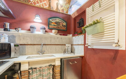 Lounge Flat Camaiore, Wifi, Versilia Coast: Cabinetry, Countertop, Tap, Træ, Køkken, Bygning, Indretning, Belysning, Hylde, Håndvask