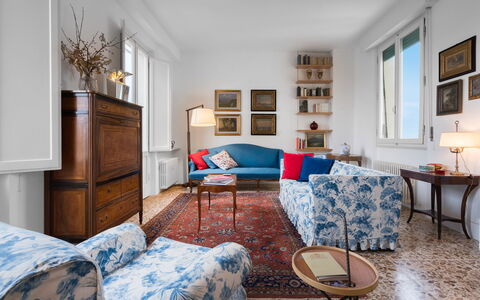 Orto Botanico Apartment With Terrace And Dome View: Billedramme, Møbel, Bord, Ejendom, Cabinetry, Blå, Azure, Træ, Indretning, Komfort