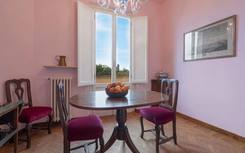 Orto Botanico Apartment With Terrace And Dome View: Bord, Møbel, Ejendom, Stol, Billedramme, Plante, Træ, Indretning, Belysning, Stueplante