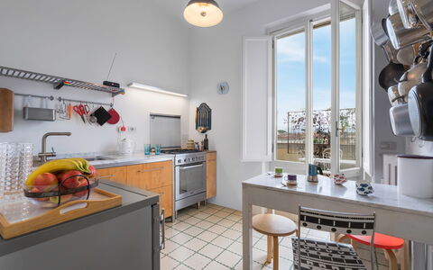 Orto Botanico Apartment With Terrace And Dome View: Møbel, Ejendom, Cabinetry, Countertop, Bord, Køkken, Indretning, Træ, Komfur, Etage