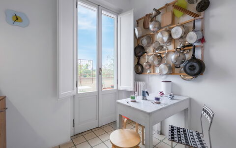 Orto Botanico Apartment With Terrace And Dome View: Bord, Ejendom, Møbel, Vindue, Indretning, Træ, Belysning, Etage, Reoler