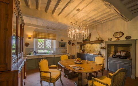 Villa Bongi: Møbel, Indretning, Træ, Stol, Gulvbelægning, Bord, Loft, Belysning, Hjem, Køkken