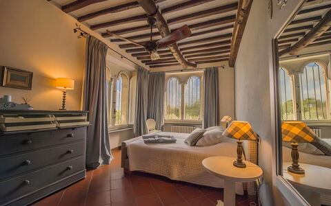 Villa Bongi: Væg, Møbel, Indretning, Seng, Soveværelse, Belysning, Værelse, Sengetøj, Loft, Etage