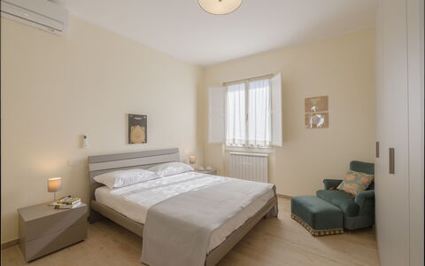 Casa Maria: Møbel, Seng, Indretning, Soveværelse, Væg, Etage, Gulvbelægning, Sengetøj, Sengetøj, Træ