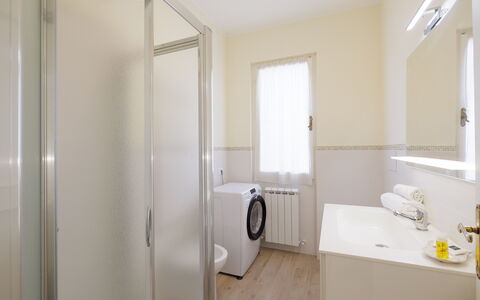 Casa Maria: Gulvbelægning, Etage, Indretning, Værelse, Sanitærarmatur, Loft, Belysning, Hjem, Lejlighed, Vvs