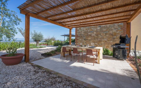 Punteriolo Spereto Family Apartment With Pool,: Plante, Bord, Møbel, Blomsterkrukke, Himmel, Skygge, Træ, Stueplante, Indretning, Stol