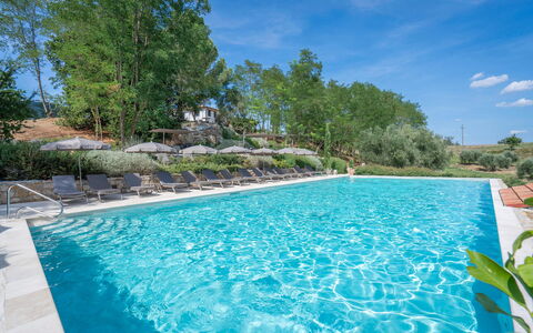 Punteriolo Spereto Family Apartment With Pool,: Vand, Plante, Vandressourcer, Ejendom, Himmel, Svømmepøl, Sky, Azure, Træ, Naturlige Landskab