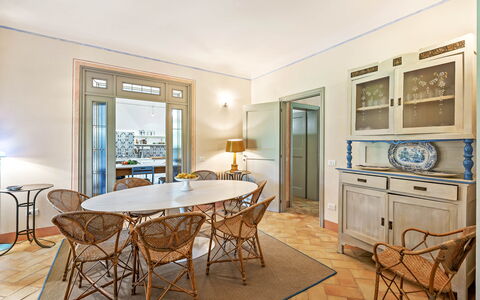 Casale Rosa: Møbel, Indretning, Gulvbelægning, Træ, Etage, Stol, Bord, Spisestue, Køkken & Spisebord, Loft