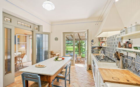 Casale Rosa: Møbel, Indretning, Gulvbelægning, Træ, Køkken, Countertop, Etage, Loft, Cabinetry, Hjem