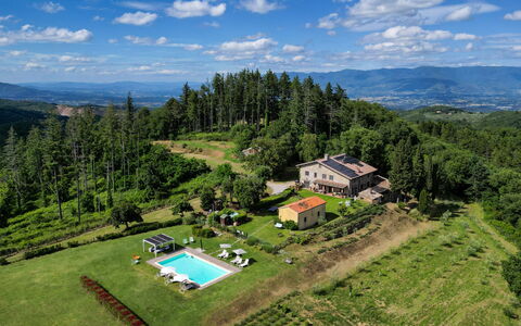 Montelucci Chianti Agrivilla: Sky, Himmel, Plante, Ejendom, Bjerg, Blå, Naturlige Landskab, Træ, Land Lot, Hus