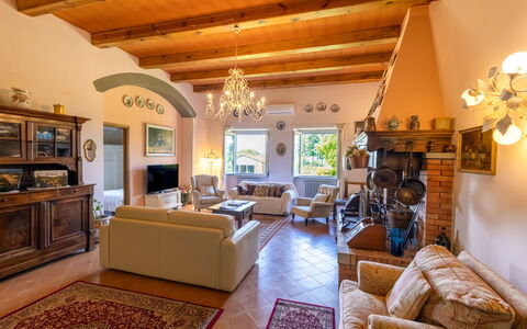 Montelucci Chianti Agrivilla: Billedramme, Couch, Belysning, Indretning, Gul, Etage, Stue, Træ, Lampe, Dekoration