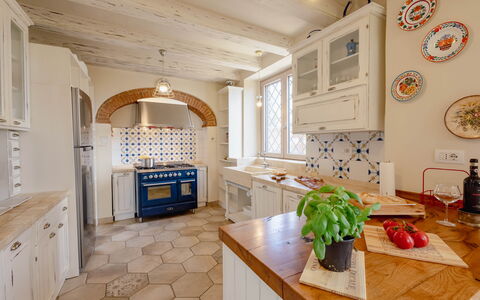 Montelucci Chianti Agrivilla: Cabinetry, Ejendom, Countertop, Køkken, Træ, Indretning, Arkitektur, Bord, Etage, Gulvbelægning