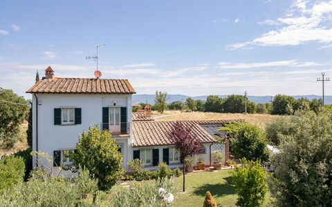 Villa Elena: Himmel, Bygning, Hus, Boligområde, Tag, Hjem, Busk, Sommerhus, Land Lot