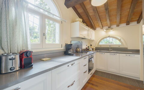 Villa Elena: Køkken, Indretning, Countertop, Træ, Loft, Køkken Apparat, Cabinetry, Gulvbelægning, Større Bandage, Møbel