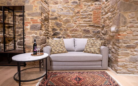 Maccari Suite: Møbel, Indretning, Gulvbelægning, Couch, Etage, Stue, Værelse, Kaffebord, Throw Pillow