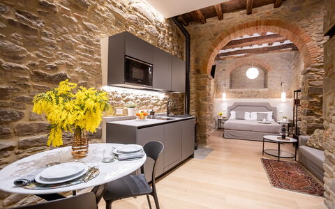 Maccari Suite: Indretning, Møbel, Gulvbelægning, Stue, Loft, Stenmur, Couch, Stol, Lysarmatur