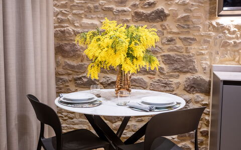 Maccari Suite: Møbel, Indretning, Bord, Stol, Træ, Gulvbelægning, Køkken & Spisebord, Spisestue, Etage, Blomsterkrukke