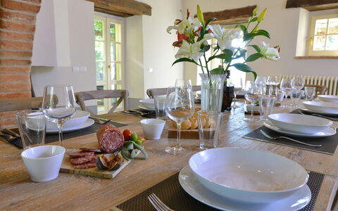 Villa Il Troscione: Møbel, Bordservice, Bord, Stol, Træ, Indretning, Køkken & Spisebord, Serveware, Spisestue, Gulvbelægning