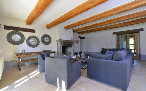 Villa Il Troscione: Møbel, Indretning, Væg, Gulvbelægning, Træ, Etage, Loft, Værelse, Couch, Stue