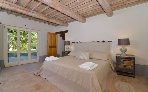 Villa Il Troscione: Møbel, Seng, Indretning, Soveværelse, Gulvbelægning, Træ, Etage, Sengetøj, Sengetøj, Hjem