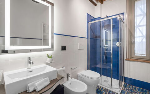 La Capanna, Borgo Campassini, Monteriggioni: Indretning, Gulvbelægning, Etage, Sanitærarmatur, Håndvask, Badeværelse, Hjem, Loft, Lejlighed, Værelse