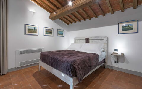 La Capanna, Borgo Campassini, Monteriggioni: Indretning, Loft, Etage, Værelse, Lejlighed, Soveværelse, Seng, Billedramme, Bed Frame, Sengetøj