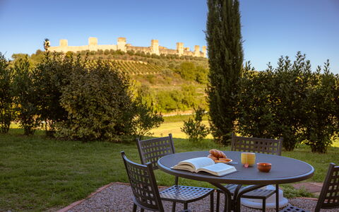 Le Volte, Borgo Campassini, Monteriggioni: Græs, Busk, Landskab, Land Lot, Bunddække, Have, Udendørs Møbler, Landscaping, Lawn, Gård