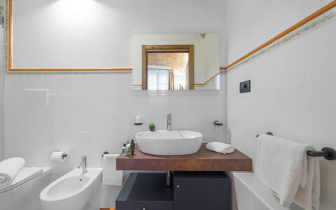 Le Volte, Borgo Campassini, Monteriggioni: Indretning, Sanitærarmatur, Gulvbelægning, Badeværelse, Badeværelsesvask, Håndvask, Væg, Etage, Træ, Tap