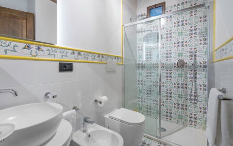 Le Torri, Borgo Campassini, Monteriggioni: Indretning, Gulvbelægning, Etage, Sanitærarmatur, Flise, Tap, Badeværelse, Vvs, Værelse, Håndvask