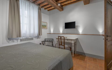 Le Torri, Borgo Campassini, Monteriggioni: Indretning, Loft, Værelse, Bed Frame, Soveværelse, Hårdttræ, Bejdse, Billedramme, Lampe, Lysarmatur