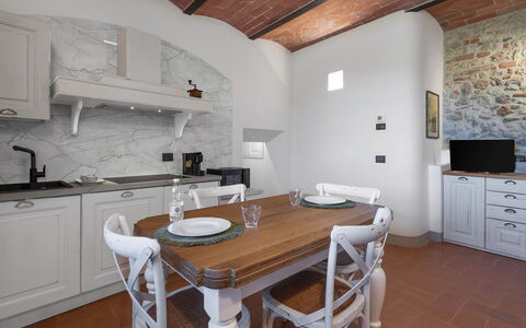 Il Borgo, Borgo Campassini, Monteriggioni: Indretning, Væg, Møbel, Gulvbelægning, Køkken, Etage, Loft, Countertop, Hjem, Belysning