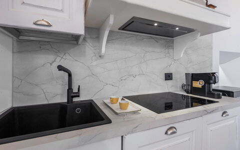 Il Borgo, Borgo Campassini, Monteriggioni: Køkken, Countertop, Indretning, Tap, Håndvask, Sanitærarmatur, Køkken Apparat, Hjem, Lysarmatur, Cabinetry