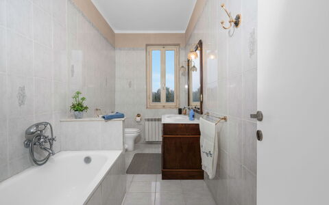 Borgo House In Florentine Hills With Pool: Gulvbelægning, Sanitærarmatur, Badeværelse, Badekar, Etage, Indretning, Tap, Håndvask, Vvs, Belysning