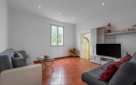 Borgo House In Florentine Hills With Pool: Indretning, Møbel, Gulvbelægning, Væg, Etage, Loft, Couch, Værelse, Stue, Belysning