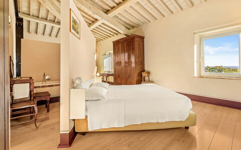 Terra Quercus: Seng, Væg, Soveværelse, Indretning, Sengetøj, Møbel, Sengetøj, Loft, Gulvbelægning, Etage