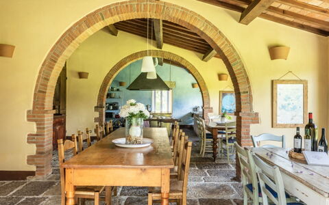 Podere Monti: Møbel, Væg, Træ, Indretning, Bord, Hjem, Loft, Køkken & Spisebord, Stol, Spisestue