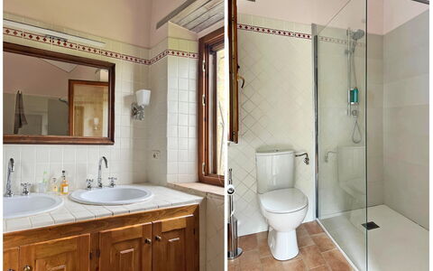 Villa la Felce: Badeværelse, Sanitærarmatur, Væg, Indretning, Gulvbelægning, Etage, Håndvask, Badeværelsesvask, Tap, Vvs