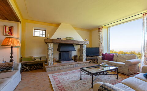 Villa la Felce: Møbel, Indretning, Træ, Loft, Gulvbelægning, Etage, Værelse, Stol, Stue, Couch