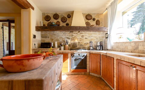 Villa la Felce: Indretning, Køkken, Møbel, Countertop, Gulvbelægning, Væg, Træ, Cabinetry, Etage, Loft