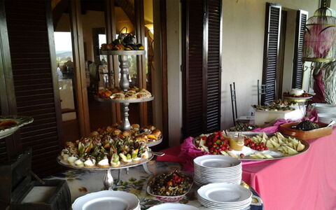 Villa del Lago: Møbel, Bord, Bordservice, Serveware, Stol, Tallerkner, Restaurant, Dug, Plade, Mad