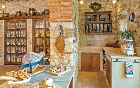 Villa Aiola: Møbel, Indretning, Træ, Gulvbelægning, Køkken, Belysning, Etage, Hylde, Cabinetry, Værelse