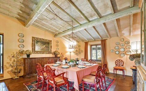 Villa Aiola: Møbel, Indretning, Væg, Gulvbelægning, Loft, Bord, Stol, Belysning, Etage, Spisestue